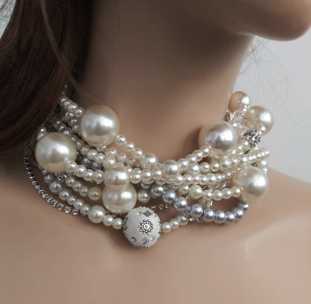 Chunky pearl necklace