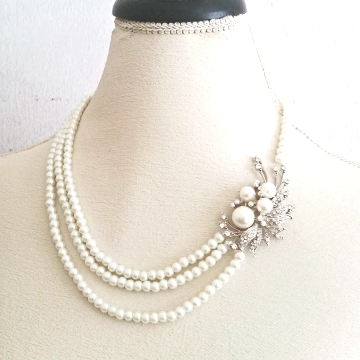 Wedding dress pearl necklace