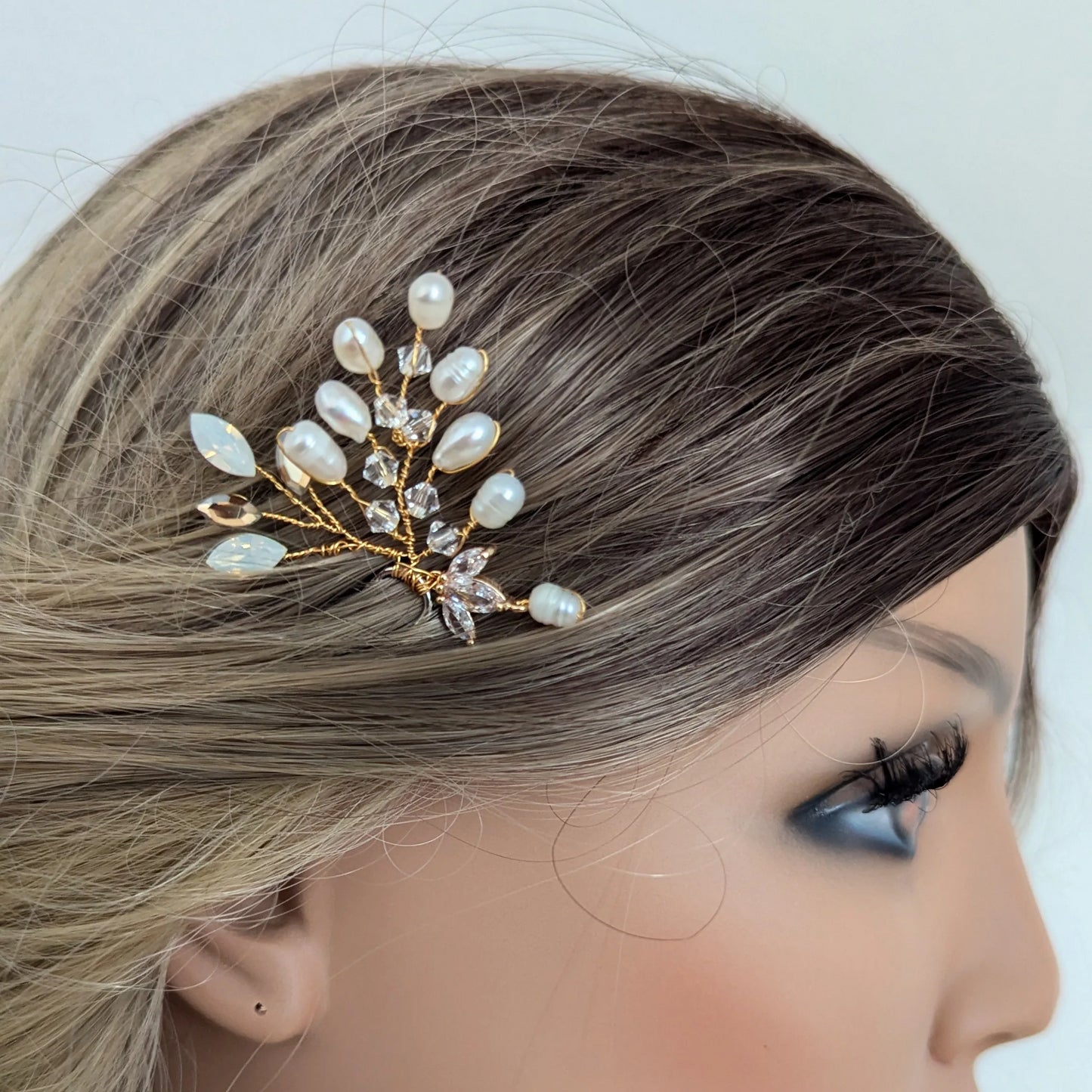 Versatile hairpin with freshwater pearls and crystals.